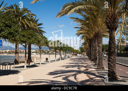 Menschen zu Fuß entlang der Promenade am Cambrils Stockfoto