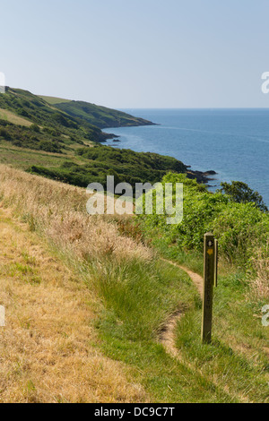 South West Coast Path aus Polkerris Cornwall Überschrift in südlicher Richtung an einem schönen Sommertag Stockfoto