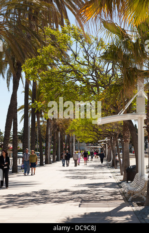 Menschen zu Fuß entlang der Promenade am Cambrils Stockfoto