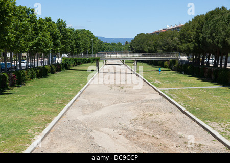 Brücke über Fluss-Auen bei Pacr del Prescador an Cambrils Katalonien ausgetrocknet Stockfoto