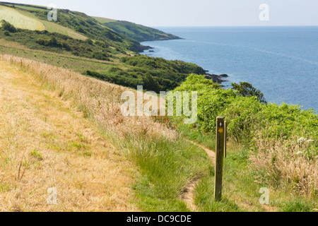 South West Coast Path aus Polkerris Cornwall Überschrift in südlicher Richtung an einem schönen Sommertag Stockfoto