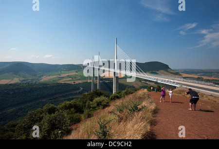 Das Viadukt von Millau (Französisch: le Viaduc de Millau ist eine Schrägseilbrücke, die das Tal des Flusses Tarn in der Nähe von Millau überspannt. Stockfoto