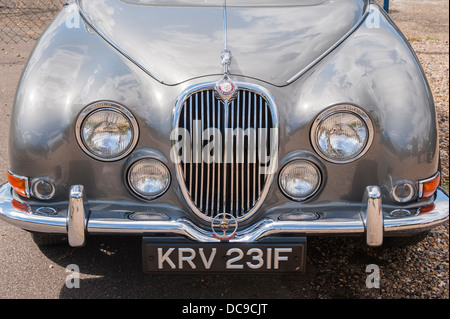 De Havilland Museum, Jaguar 3.8 s Liter Liter 4 vier Türen Benzin Limousine silber Stockfoto