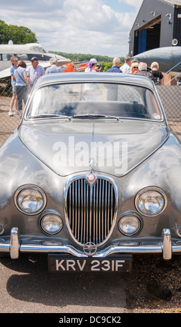 De Havilland Museum vorne Chrom Grill Kühlerfigur Emblem logo Detailansicht Jaguar 3,8 s Liter Liter 4 vier Türen Benzin Limousine silber metallic Stockfoto