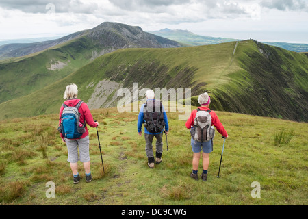 Wanderer Wandern West auf dem Weg von Trum y Ddysgl zu Mynydd Tal-y-mignedd auf Nantlle Ridge zu Fuß in den Bergen von Snowdonia Nationalpark Wales UK Stockfoto