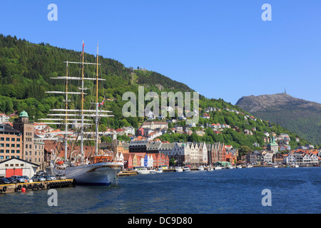 Dreimaster Bark getakelt Training Großsegler vor Statsraad Lehmkuhl Bryggen Wharf im Hafen Vågen, Bergen, Norwegen Anker Stockfoto