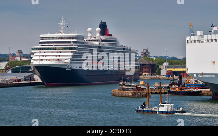 Cunard Queen Elizabeth Ozeandampfer in ihren Liegeplatz, Southampton Docks, Hampshire, England Stockfoto