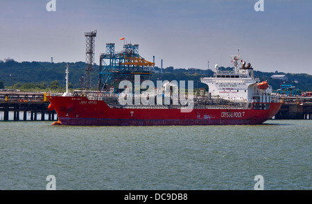 JBU Opal Öl/chemischer Tanker in Fawley Raffinerie, Southampton Water, Hampshire, England Stockfoto