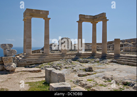 Ein Teil der restaurierten bleibt des dorischen Portikus (hellenistischen Epoche) der Tempel der Athena Lindia, Akropolis von Lindos, Isl Stockfoto