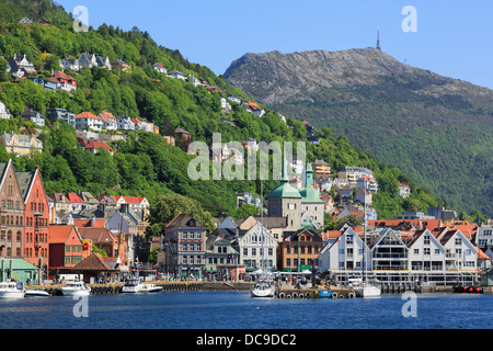 Offshore-Blick über Hafen Vågen Torget Wasser und Berg Ulriken über historische Stadt Bergen in Norwegen, Scandinavia Stockfoto