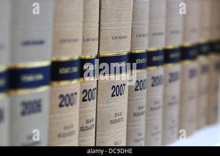 Englisches Recht Gesetzbüchern auf einem Bücherregal Stockfoto