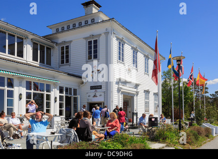 Touristen sitzen außerhalb Floien Folkerestaurant genießen Sonne auf Berg Floyen im Sommer in den Bergen, Hordaland, Norwegen Stockfoto