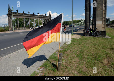 Berlin, Deutschland. 13. August 2013. Deutsche Fahnen Welle in der Nähe der Glienicker Brücke während einer Veranstaltung der CDU zum 52. Jahrestag des Baus der Berliner Mauer 1961. Foto: RALF HIRSCHBERGER/Dpa/Alamy Live News Stockfoto