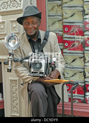 Porträt der 73 Jahre alte Fotograf in New York City Street Louis Mendes in Manhattan am Broadway in Greenwich Village getroffen. Stockfoto