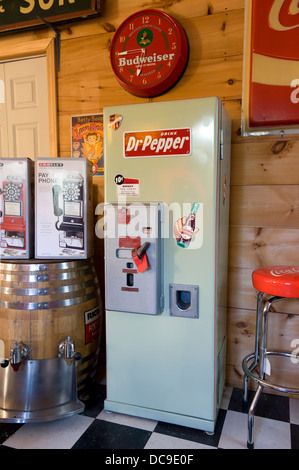 Vintage Dr Pepper Automaten für den Verkauf in einem amerikanischen Antiquitätengeschäft. Stockfoto