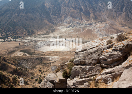Stephanos Vulkan auf Nisyros wie aus dem Dorf Nikia, Griechenland gesehen Stockfoto