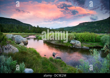 Einen wunderschönen Sonnenuntergang über der West Fork des Carson River in Hope Valley in der Nähe von South Lake Tahoe, CA. Stockfoto