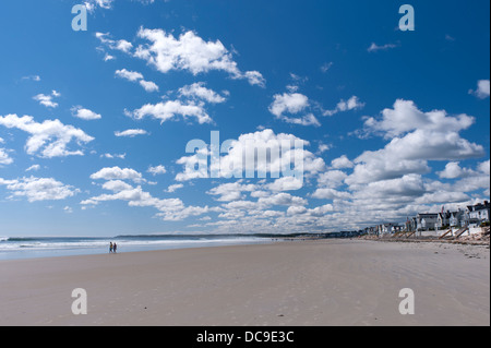 Paar bei einem Spaziergang am Strand von Moody bei Ebbe. Stockfoto