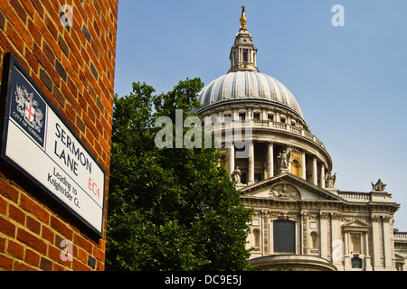 Kuppel der St.Paul es Kathedrale angesehen von Predigt Lane in der City of London Stockfoto