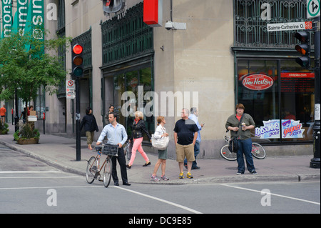 Mann mit Fahrrad warten auf das Licht grün vor dem Überqueren einer Straße in Montreal. Stockfoto