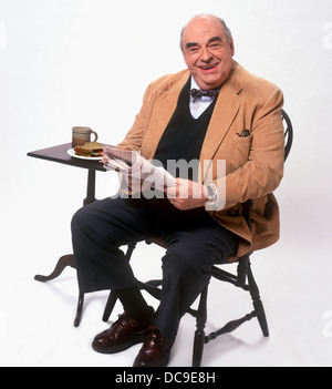 sitzen übergewichtigen Mann mit Zeitung Stockfoto