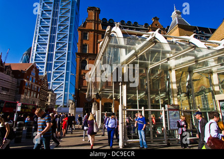 Bahnhof mit der Heron-Tower hinter in der City of London Liverpool street Stockfoto