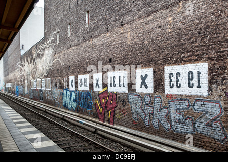 Firewall am Bahnhof Savignyplatz ist die Website des Kunstprojektes über Umweltzerstörung, Berlin 1986 Stockfoto