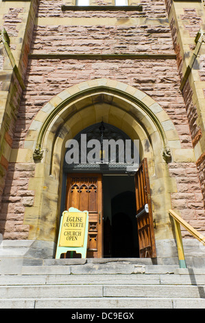 "Offene Kirche" zweisprachigen Schild am Eingang der Kirche. Stockfoto