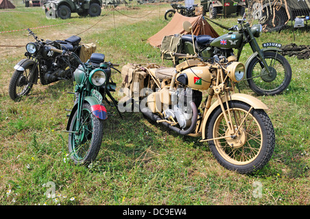 Krieg und Frieden Wiederbelebung, Juli 2013. Folkestone Racecourse, Kent, England, UK. Militärmotorräder Stockfoto