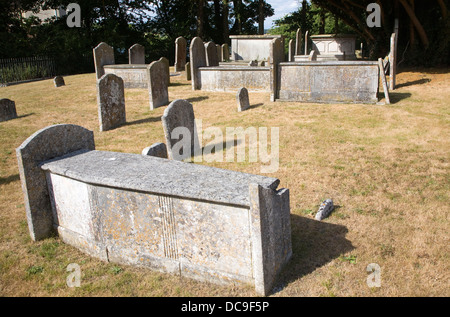 Alte historische Gräber und Grabsteine in Kirchhof Mistley Essex England Stockfoto