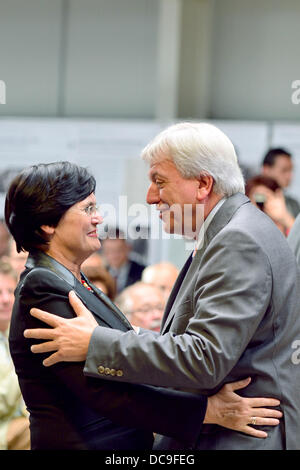 Asbach-Sickenberg, Deutschland. 13. August 2013. Premier von Thüringen Christine Lieberknecht (L) und Premier von Hessen Volker Bouffier Lay einen Kranz zum 52. Jahrestag des Baus der Mauer Trennung Ost- und Westdeutschland building 13. August 1961 bei der Grenzmuseum Schifflersgrund in Asbach-Sickenberg, Deutschland, 13. August 2013. Das Museum am Grenzübergang zwischen den Bundesländern Thüringen-Hessen wurde im Oktober 1991 eröffnet. Foto: Marc Tirl/Dpa/Alamy Live News Stockfoto