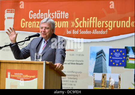 Asbach-Sickenberg, Deutschland. 13. August 2013. Premier von Hessen Volker Bouffier spricht während einer Zeremonie anlässlich des 52. Jahrestages des Baus der Mauer Trennung Ost- und Westdeutschland building 13. August 1961 bei der Grenzmuseum Schifflersgrund in Asbach-Sickenberg, Deutschland, 13. August 2013. Das Museum am Grenzübergang zwischen den Bundesländern Thüringen-Hessen wurde im Oktober 1991 eröffnet. Foto: Marc Tirl/Dpa/Alamy Live News Stockfoto