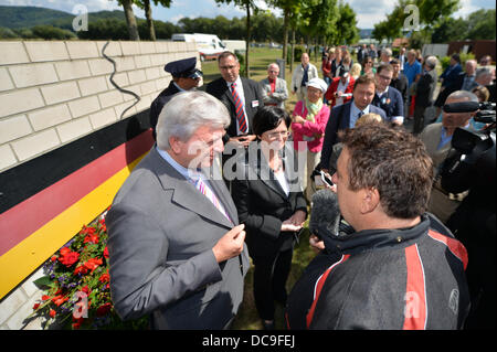 Asbach-Sickenberg, Deutschland. 13. August 2013. Premier of Thuringia Christine Lieberknecht (C) und Premier von Hessen Volker Bouffier (L) legen einen Kranz anlässlich des 52. Jahrestages des Baus der Mauer Trennung Ost- und Westdeutschland building 13. August 1961 bei der Grenzmuseum Schifflersgrund in Asbach-Sickenberg, Deutschland, 13. August 2013. Das Museum am Grenzübergang zwischen den Bundesländern Thüringen-Hessen wurde im Oktober 1991 eröffnet. Foto: Marc Tirl/Dpa/Alamy Live News Stockfoto