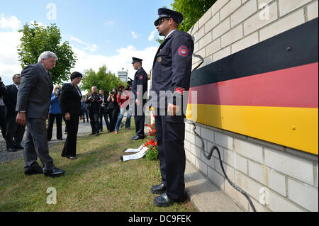 Asbach-Sickenberg, Deutschland. 13. August 2013. Ministerpräsident von Thüringen Christine Lieberknecht (2 L) und Premier von Hessen Volker Bouffier (L) legen einen Kranz anlässlich des 52. Jahrestages des Baus der Mauer Trennung Ost- und Westdeutschland building 13. August 1961 bei der Grenzmuseum Schifflersgrund in Asbach-Sickenberg, Deutschland, 13. August 2013. Das Museum am Grenzübergang zwischen den Bundesländern Thüringen-Hessen wurde im Oktober 1991 eröffnet. Foto: Marc Tirl/Dpa/Alamy Live News Stockfoto