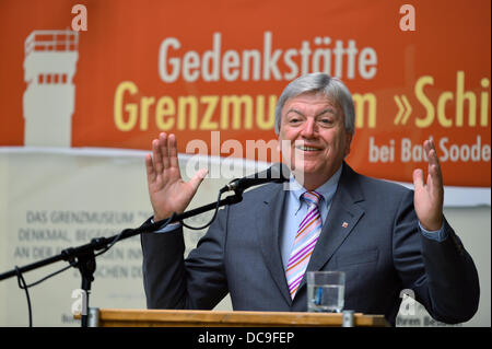 Asbach-Sickenberg, Deutschland. 13. August 2013. Premier von Hessen Volker Bouffier spricht während einer Zeremonie anlässlich des 52. Jahrestages des Baus der Mauer Trennung Ost- und Westdeutschland building 13. August 1961 bei der Grenzmuseum Schifflersgrund in Asbach-Sickenberg, Deutschland, 13. August 2013. Das Museum am Grenzübergang zwischen den Bundesländern Thüringen-Hessen wurde im Oktober 1991 eröffnet. Foto: Marc Tirl/Dpa/Alamy Live News Stockfoto