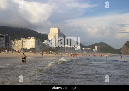 Ein Blick auf die Copacabana aus dem Meer in der Abenddämmerung in Rio De Janeiro, Brasilien. Stockfoto