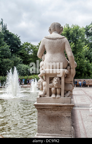 Stein-Figuren schmücken den Märchenbrunnen - ein Brunnen der Märchen - Volkspark Friedrichshain, Berlin Stockfoto