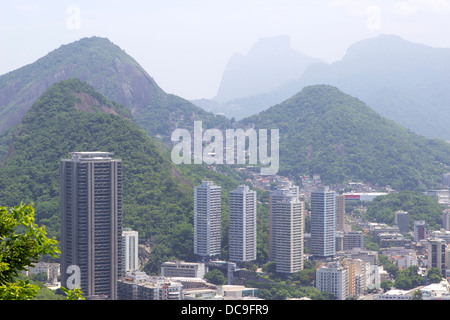 Ein Blick von der Sugerloaf der Wolkenkratzer und Favelas in Rio De Janeiro, Brasilien, Februar 2013. Stockfoto