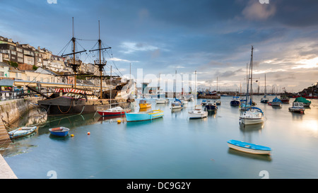 Nachbau der englischen Galeone Golden Hind, in Brixham Hafen, South Devon, England, Vereinigtes Königreich, Europa. Stockfoto