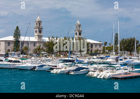 Das Clocktower Gebäude und die Marina am Royal Naval Dockyard, Bermuda. Stockfoto