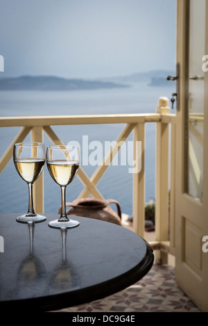 Zwei Gläser Wein auf Tisch Stockfoto