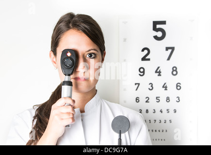 Junge Augen Arzt W25 mit Ophthalmoskop Stockfoto