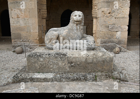 Schwere Statue eines Löwen, Marker für ein monumentales Grab. Der Löwe hält zwischen seine Vorderpfoten den Kopf eines Stiers zerriss er ap Stockfoto