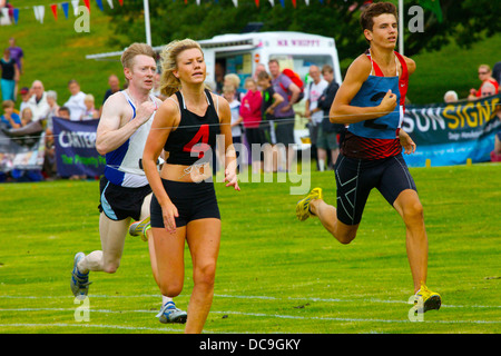 Frauen und Männer Läufer konkurrieren im Ambleside Sports in The Lake District, Cumbria, England, UK Stockfoto