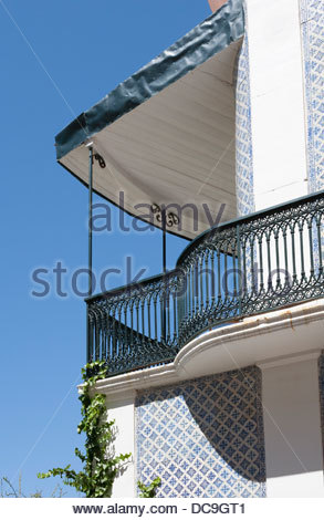Die blau-weiß geflieste Fassade eines Gebäudes in Lissabon, Portugal