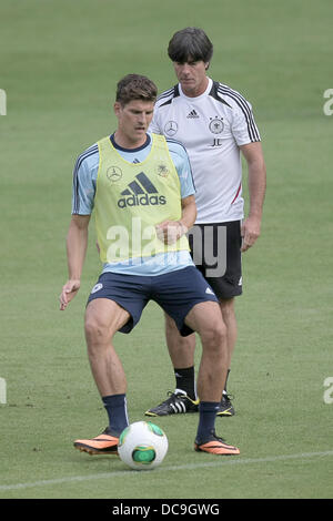 Mainz, Deutschland. 13. August 2013. Deutschlands Trainer Joachim Loew Uhren Mario Gomez während der letzten Trainingseinheit in der Coface Arena in Mainz, Deutschland, 13. August 2013. Foto. FREDRIK VON ERICHSEN/Dpa/Alamy Live News Stockfoto