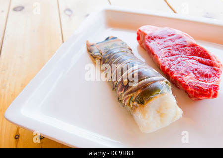 Essen - Hummerschwanz und Strip Loin Rindersteak - Zutaten für traditionelle Surf'n Turf Menü Stockfoto