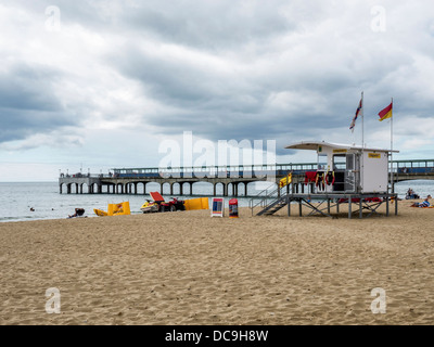 Life Guard Hütte und einsamen Strand neben dem Pier in Boscombe, Bournemouth, Dorset Stockfoto