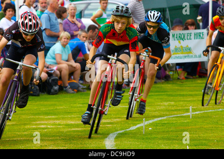 Radfahrer im Wettbewerb bei Ambleside Sports in The Lake District, Cumbria, England, UK Stockfoto