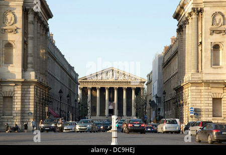 Rue Royale, von Place De La Concorde. Eglise De La Madeleine im Hintergrund. Stockfoto